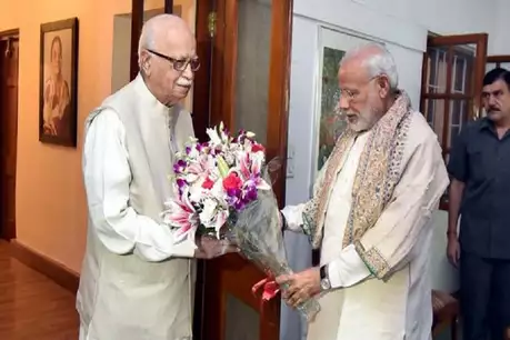 पीएम मोदी ने घर जाकर दी जन्मदिन की बधाई, आडवाणी हुए 91 साल के
