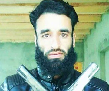 जम्मू-कश्मीरः  रणबीरगढ़ में लश्कर के दो आतंकी मार गिराए गए। इनके नाम इश्फाक राशिद खान और ऐजाज़ अहमद है। राशिद लश्कर का टॉप कमांडर था।