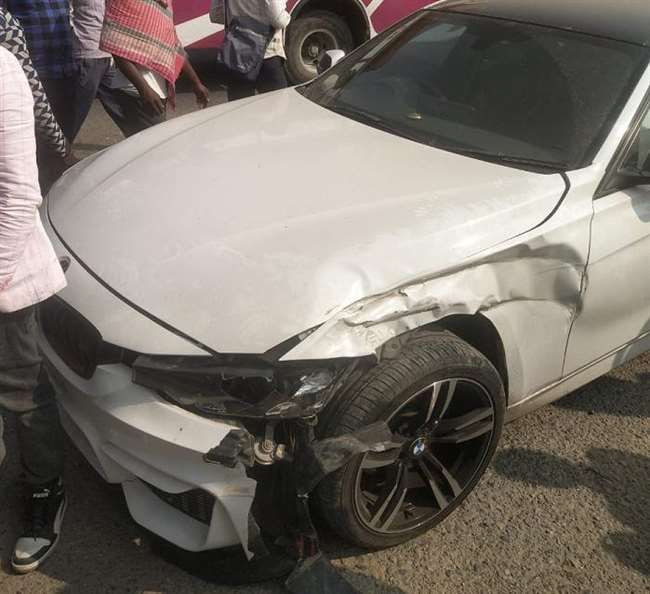 तेज प्रताप यादव की बीएमडब्ल्यू कार वाराणसी में आटो से टकराकर दुर्घटनाग्रस्त तेज प्रताप यादव की बीएमडब्ल्यू कार वाराणसी में आटो से टकराकर दुर्घटनाग्रस्त