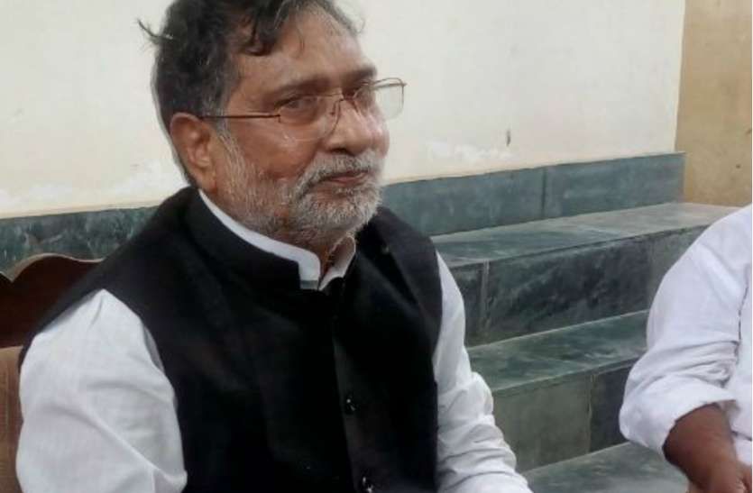 मेरठ CAA हिंसा में मारे गए लोगों के परिजनों से मिला सपा डेलिगेशन, सौंपा 5-5 लाख का चेक