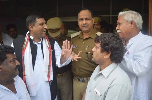 हाथ पकड़ने पर एएसपी से भिड़े सपा जिलाध्यक्ष हाथ पकड़ने पर एएसपी से भिड़े सपा जिलाध्यक्ष