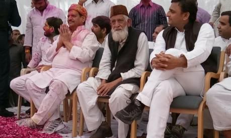 एक मंच पर नजर आए चाचा-भतीजे, अखिलेश ने पैर छूकर लिया आशीर्वाद एक मंच पर नजर आए चाचा-भतीजे, अखिलेश ने पैर छूकर लिया आशीर्वाद