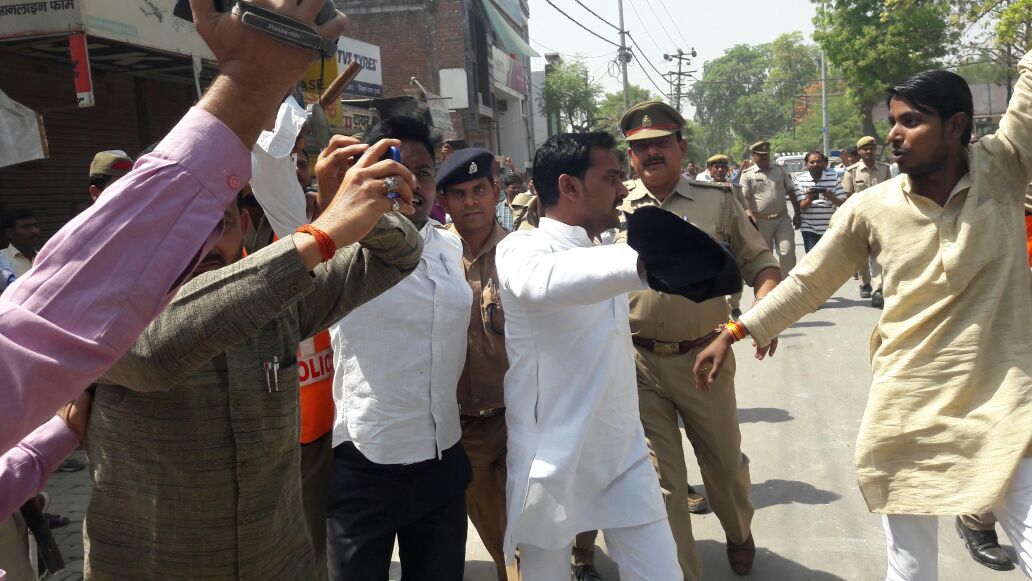 मुख्यमंत्री को दिखाया काला झंडा सुल्तानपुर मुख्य मंत्री आदित्य नाथ को समाजवादी छात्र सभा के पदाधिकारियो ने दिखाया काला झंडा पुलिस ने लिया हिरासत मे.