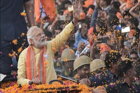 नामांकन से एक दिन पहले वाराणसी में PM मोदी, आज मेगा रोड शो