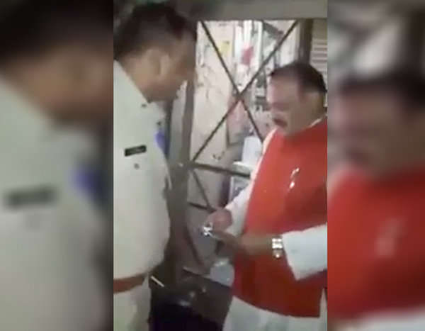 सभासद ने पुलिस को दी धमकी, बोला- औकात में रहो सभासद ने पुलिस को दी धमकी, बोला- औकात में रहो