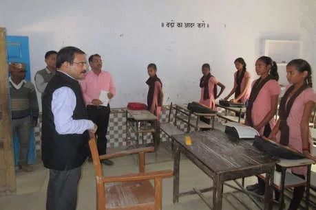 राज्यपाल से सम्मानित सरकारी शिक्षक ने चंदौली को बताया पंजाब की राजधानी राज्यपाल से सम्मानित सरकारी शिक्षक ने चंदौली को बताया पंजाब की राजधानी
