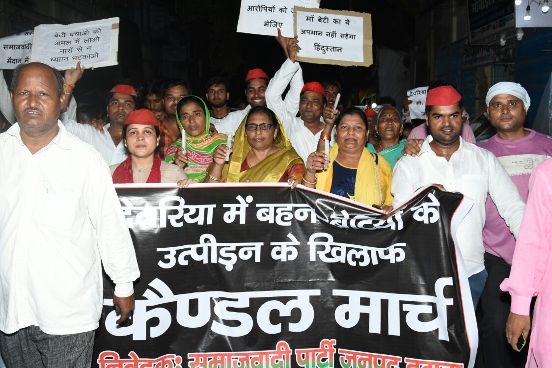 देवरिया घटना के विरोध में सपा महिला सभा ने निकाला केंडल मार्च