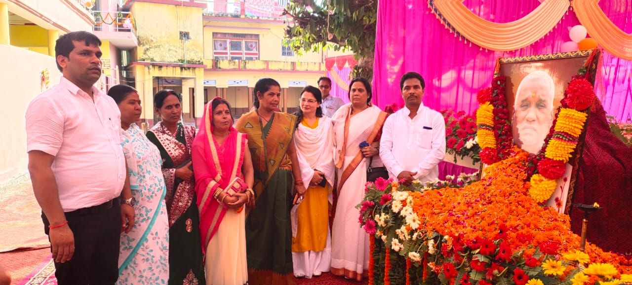 पहली पुण्यतिथि पर स्व0 पंडित सूर्यनारायण चतुर्वेदी को नम आंखों से दी गई श्रद्धांजलि पहली पुण्यतिथि पर स्व0 पंडित सूर्यनारायण चतुर्वेदी को नम आंखों से दी गई श्रद्धांजलि