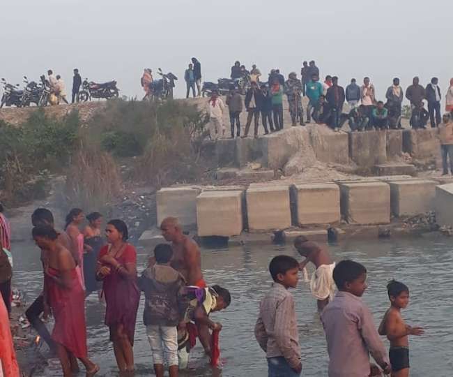 कार्तिक पूर्णिमा पर स्नान कर रहे तीन डूबे, दो की मौत कार्तिक पूर्णिमा पर स्नान कर रहे तीन डूबे, दो की मौत