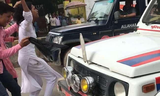 अमित शाह के फ्लीट के आगे कूदीं छात्राएं, काले झंडे दिखाए