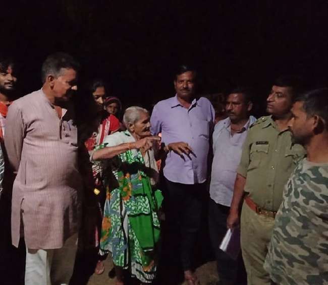 नदी में डूबी वृद्धा डेढ़ घंटे बाद मिली जिंदा, आस छोड़ चुके थे परिजन नदी में डूबी वृद्धा डेढ़ घंटे बाद मिली जिंदा, आस छोड़ चुके थे परिजन