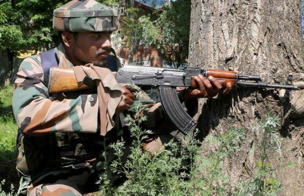 त्राल एनकाउंटर: दोनों तरफ से गोलीबारी जारी, दो आतंकी ढेर त्राल एनकाउंटर: दोनों तरफ से गोलीबारी जारी, दो आतंकी ढेर