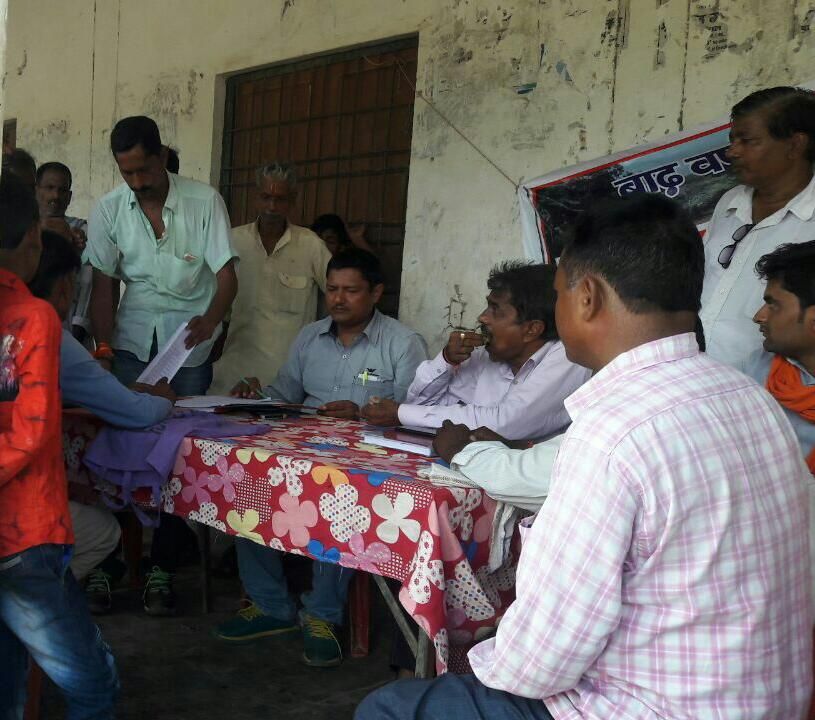 बाढ़ पीड़ितों को वितरण किया गया कैरोसिन बाढ़ पीड़ितों को वितरण किया गया कैरोसिन