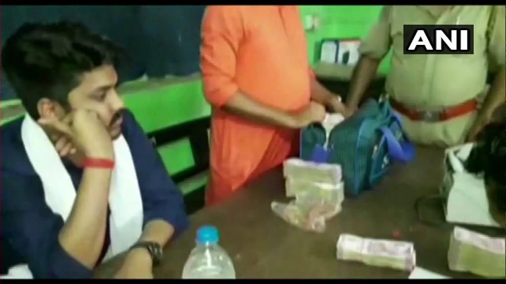 पश्चिम बंगाल: पुलिस ने कल आसनसोल रेलवे स्टेशन पर एक व्यक्ति को गिरफ्तार किया, उसके पास से 1 करोड़ रुपये नकद बरामद किए।