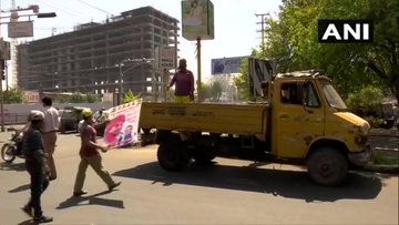 भोपाल:  नगर निगम द्वारा हटाए जा रहे भाजपा नेता  ज्योतिरादित्य सिंधिया के पोस्टर