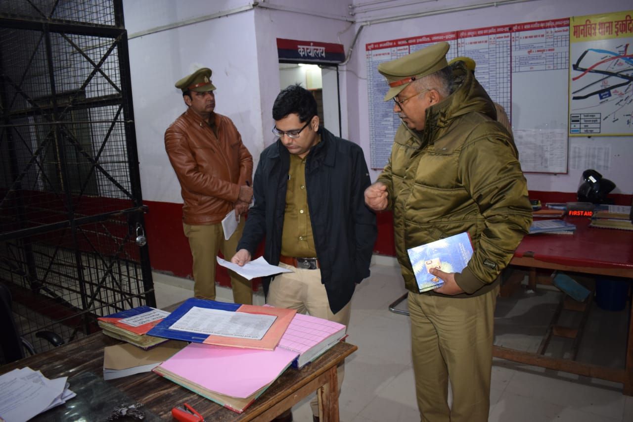 एसएसपी इटावा आकाश तोमर द्वारा थाना इकदिल एवं थाना बकेवर का किया औचक निरीक्षण