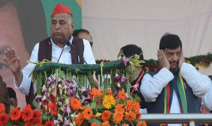 अरे नेताजी यह क्या..  प्रगतिशील समाजवादी पार्टी (लोहिया) की रैली में जब मुलायम सिंह यादव ने सपा को मजबूत करने की बातें कहनी शुरू की, तो शिवपाल सिंह यादव ने अपने दोनों कान ढंक लिए।