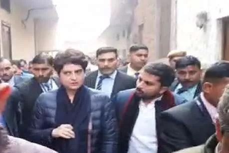 मुज़फ्फरनगर पहुंचीं प्रियंका गांधी, मेरठ जाने के भी लग रहे कयास मुज़फ्फरनगर पहुंचीं प्रियंका गांधी, मेरठ जाने के भी लग रहे कयास