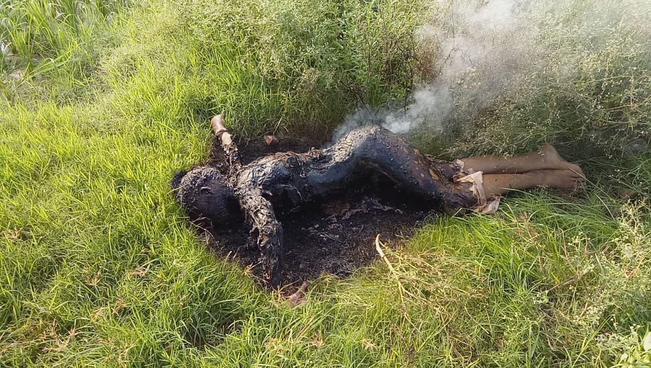इटावा खेत के पास सुलगती हुई मिली अज्ञात महिला की लाश,क्षेत्र में फैली दहशत आस पास के लोगो ने पुलिस को दी सूचना,थाना बकेवर क्षेत्र का मामला ।