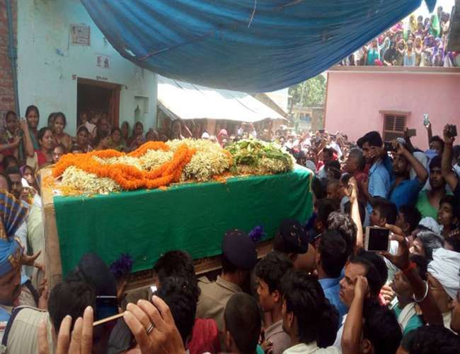 शहीद सब इंस्पेक्टर साहब शुक्ला का शव गोरखपुर में उनके गांव पहुंचा शहीद सब इंस्पेक्टर साहब शुक्ला का शव गोरखपुर में उनके गांव पहुंचा