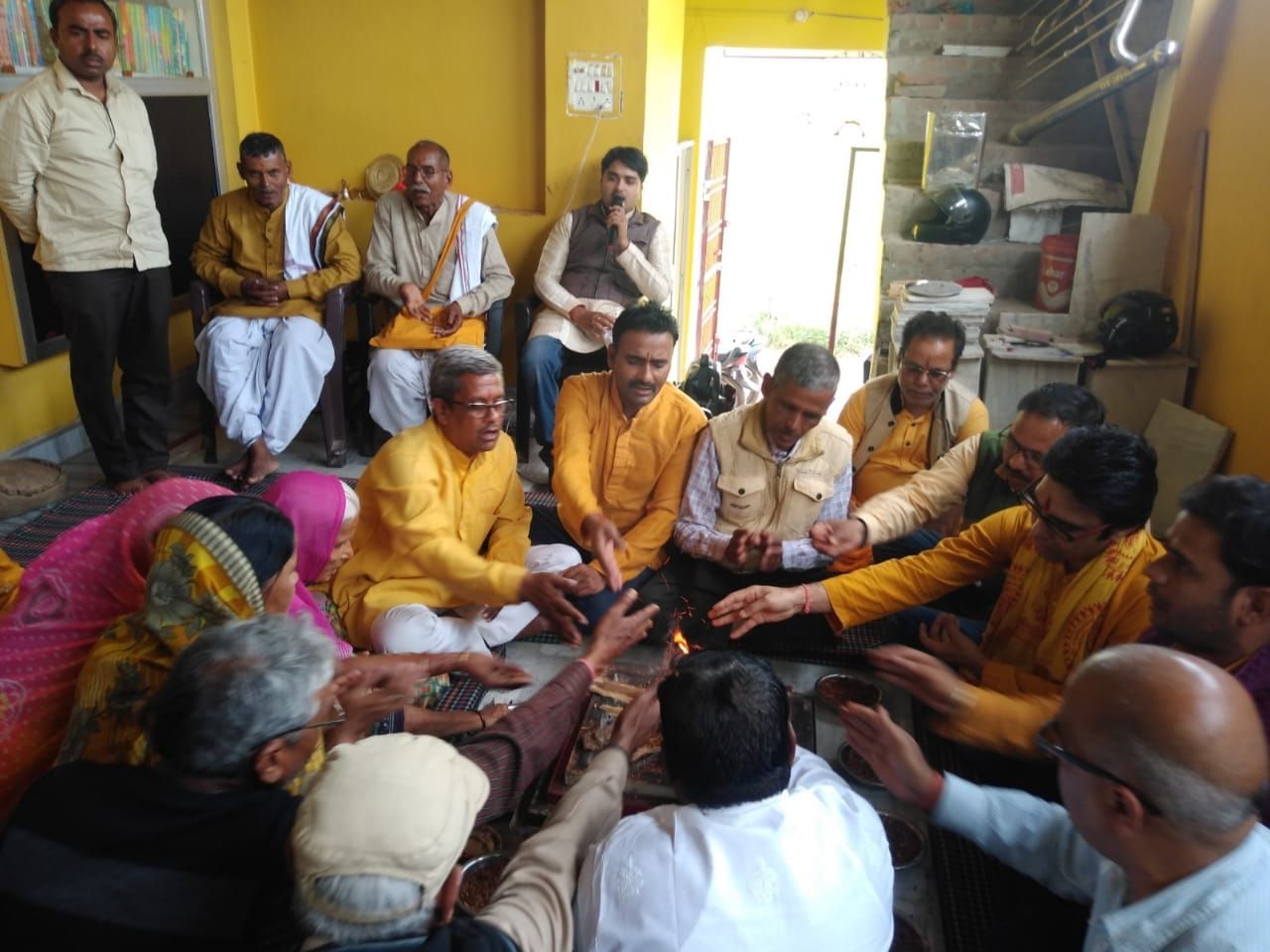 पंच कुंडीय गायत्री महायज्ञ संग होली मिलन समारोह का शुभारंभ हुआ