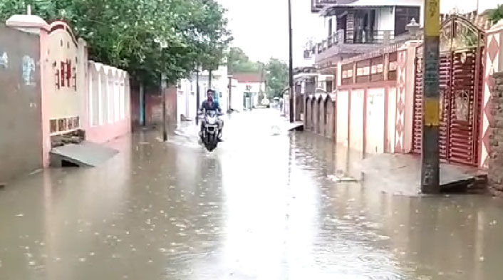 बारिश से रायबरेली की सड़कें बनीं तालाब, नगर पालिका अध्यक्ष के वार्ड में भी घुटनों तक पानी बारिश से रायबरेली की सड़कें बनीं तालाब, नगर पालिका अध्यक्ष के वार्ड में भी घुटनों तक पानी