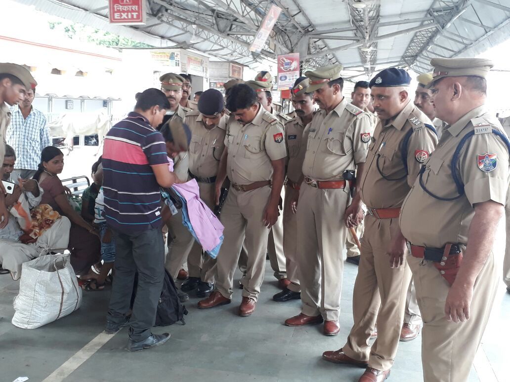 15 अगस्त की पूर्व संध्या पर हुवा सघन चेकिंग व तलाशी 15 अगस्त की पूर्व संध्या पर हुवा सघन चेकिंग व तलाशी
