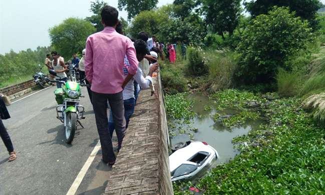 बाराबंकी में अनियंत्रित कार नहर पुल के नीचे गिरी, पांच की मौत बाराबंकी में अनियंत्रित कार नहर पुल के नीचे गिरी, पांच की मौत