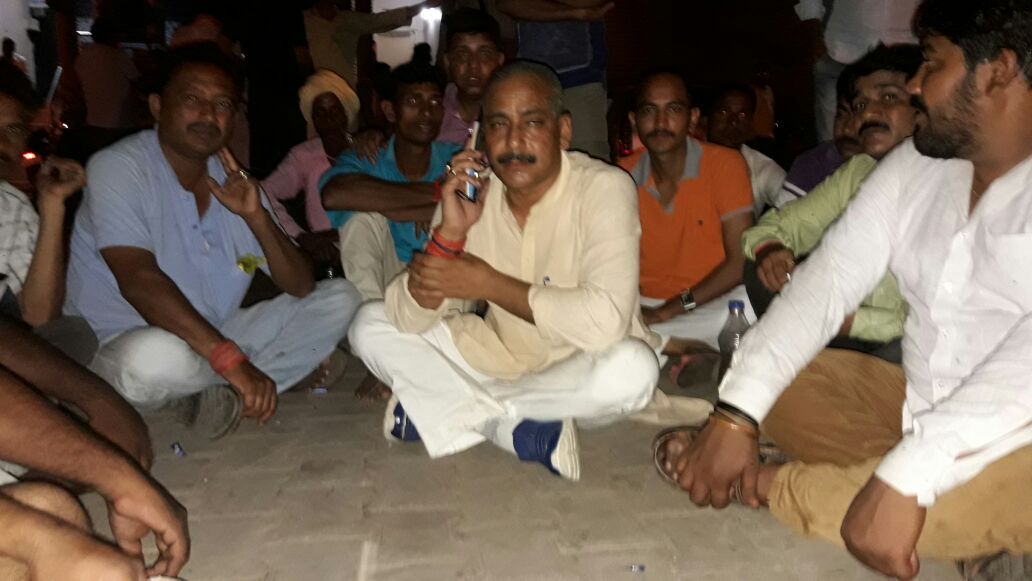 खनन माफियाओं के खिलाफ भाजपा विधायक योगेश वर्मा ने दिया धरना खनन माफियाओं के खिलाफ भाजपा विधायक योगेश वर्मा ने दिया धरना