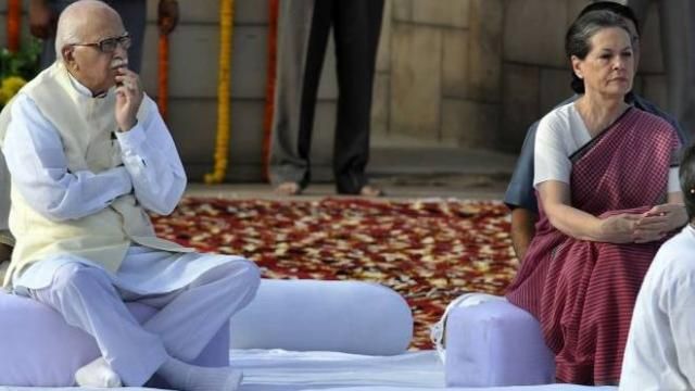 उपचुनाव जीतकर आए सपा सांसदों ने शपथ के बाद छुए आडवाणी-सोनिया के पैर