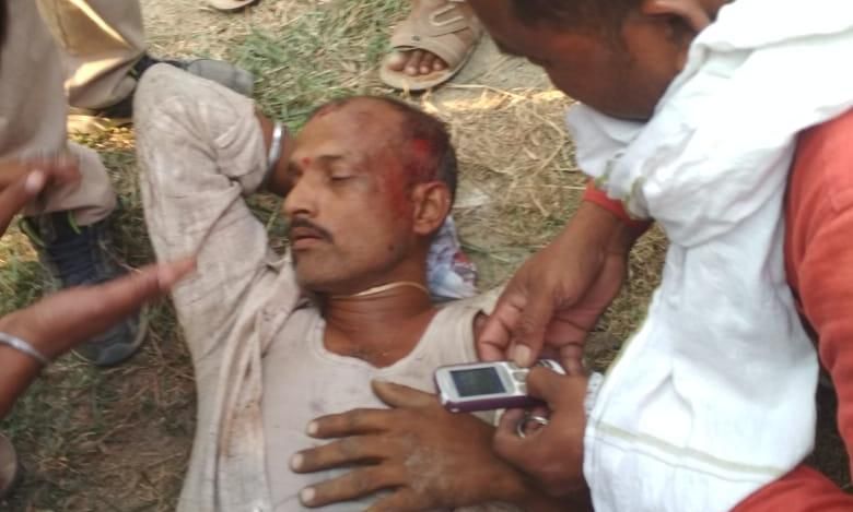 भदोही : अज्ञात वाहन की टक्कर से बाइक सवार घायल । महराजगंज पुल के पास की घटना जेब मे मिले आधार कार्ड के अनुसार रमा कान्त निवासी मिर्जापुर हैं स्थानीय लोगों के द्वारा निजी अस्पताल मे कराया गया उपचार