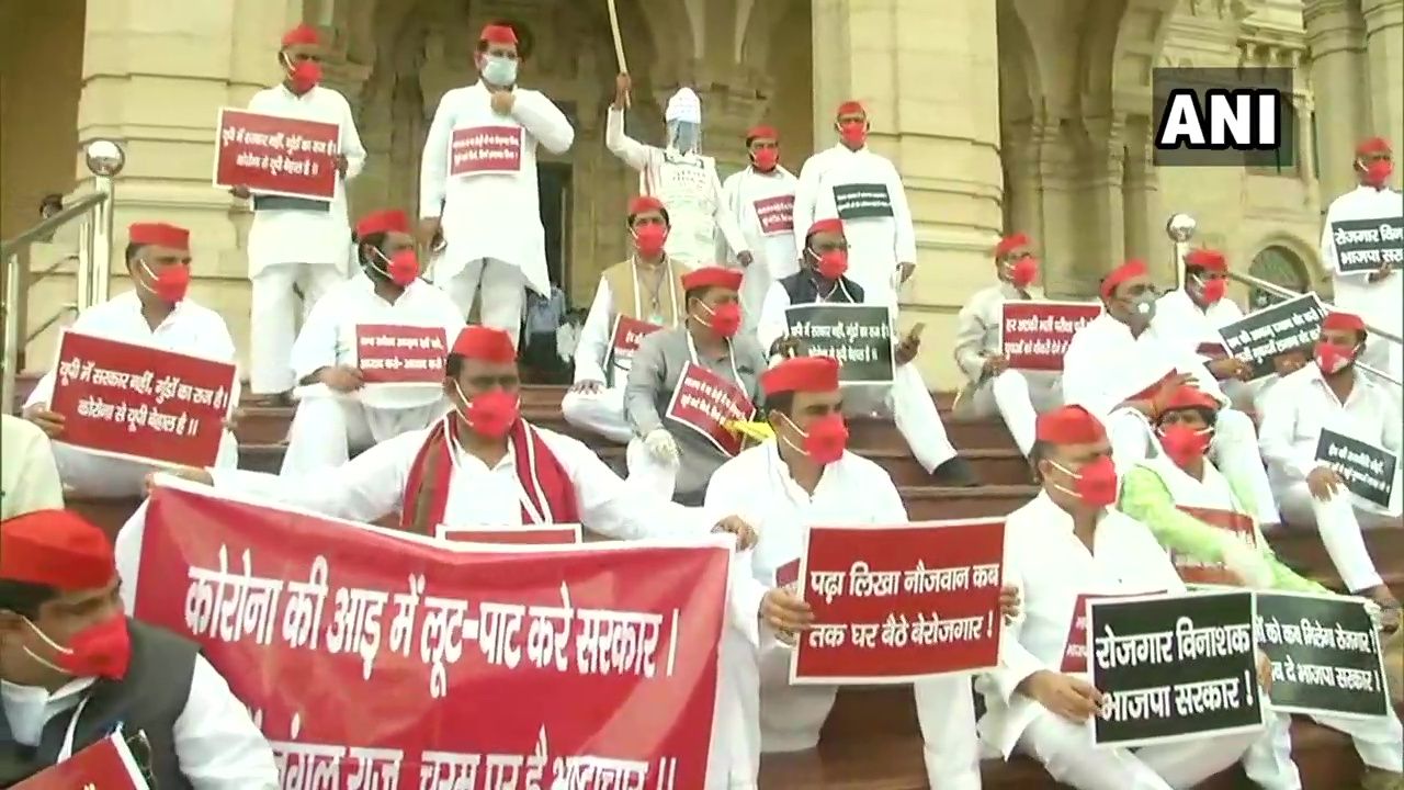 लखनऊ: आज से तीन दिवसीय विधानसभा सत्र शुरू हो रहा है, समाजवादी पार्टी के विधायकों ने राज्य सरकार के खिलाफ राज्य विधानसभा के बाहर धरना दिया