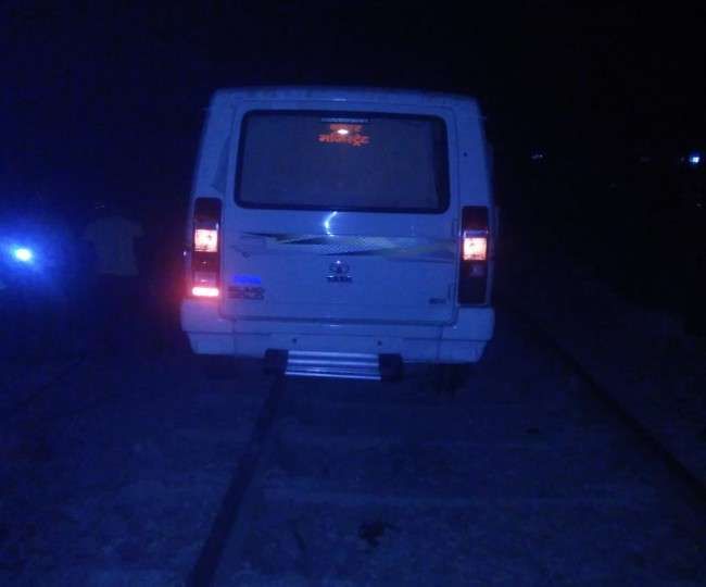 जौनपुर : फिल्मी स्टाइल में रेलवे ट्रैक पर दौड़ा दी सरकारी जीप, घंटे भर रुका रहा ट्रेनों का संचालन