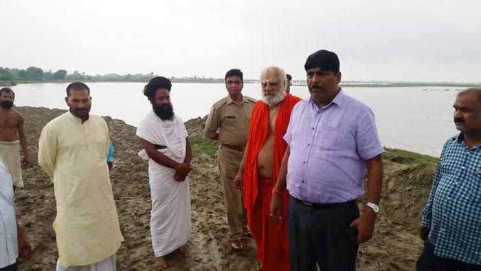 जलसमाधि की धमकी पर संतों को मनाने पहुंचा प्रशासनिक अमला