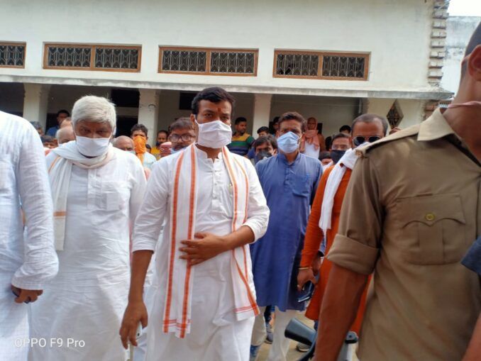 पुलिस उत्पीड़न के शिकार फौजी ब्राह्मण, परिवार से मिलने प्रदेश सरकार के मंत्री और जिले के प्रभारी मंत्री आनन्द स्वरुप शुक्ल पहुंचे पुलिस उत्पीड़न के शिकार फौजी ब्राह्मण, परिवार से मिलने प्रदेश सरकार के मंत्री और जिले के प्रभारी मंत्री आनन्द स्वरुप शुक्ल पहुंचे