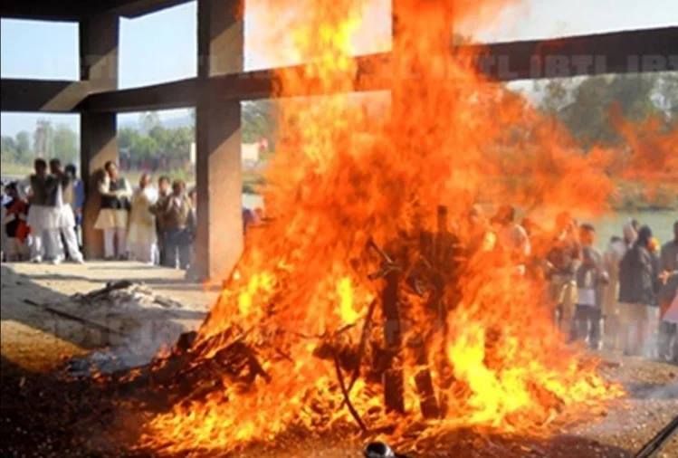 पत्नी को मुखाग्नि देते समय याद आई साथ जीने-मरने की कसम, पूरा किया वादा और छोड़ दी दुनिया