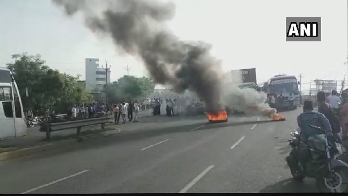 भारत बंद के दौरान गुजरात के भरूच में जोरदार प्रदर्शन, आगजनी के बाद रोकी गई बसें