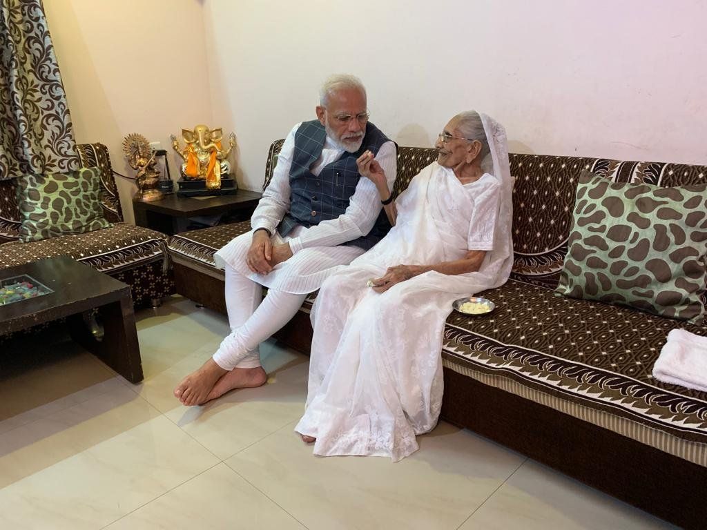 अहमदाबाद पहुंचे पीएम नरेंद्र मोदी, मां से की मुलाकात अहमदाबाद पहुंचे पीएम नरेंद्र मोदी, मां से की मुलाकात