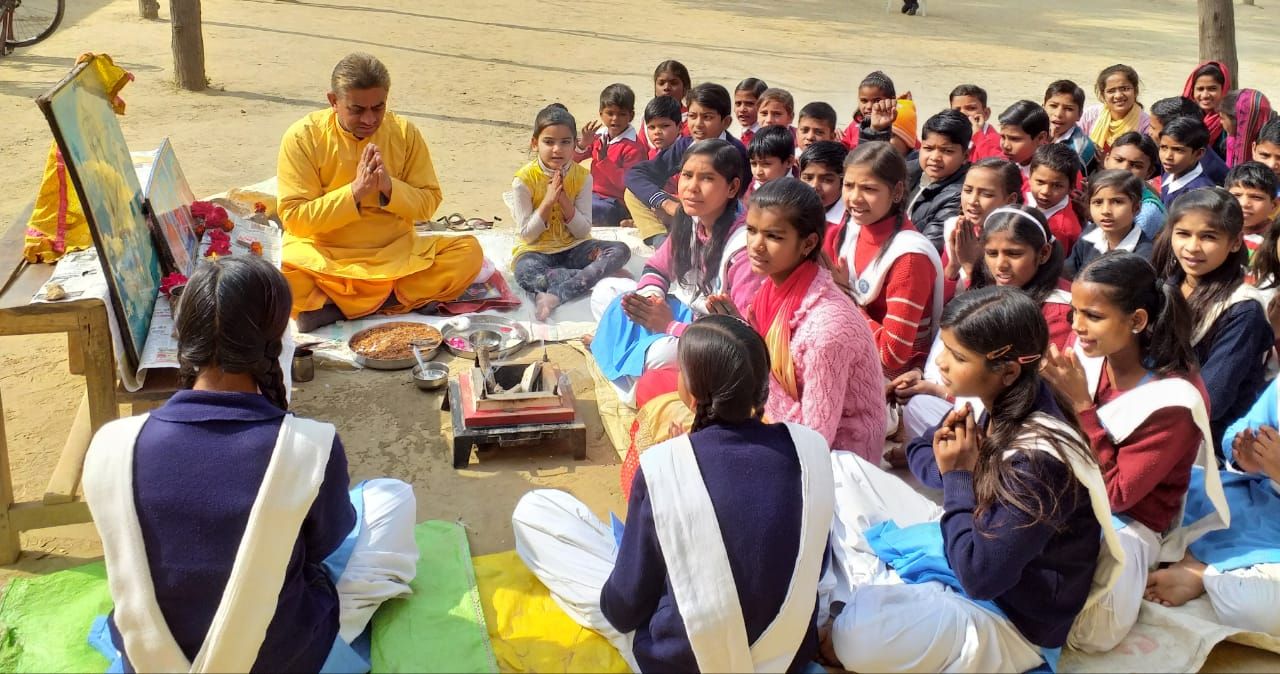 होली पर रंग त्याग कर छात्रों ने कोरोना वायरस को भगाने के लिए किया गायत्री यज्ञ