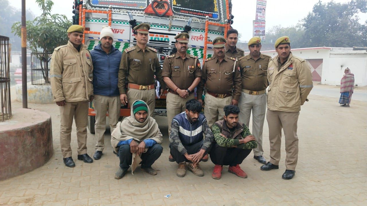 आजमगढ़ : ट्रक से 15 गोवंश पशु बरामद ३ अभियुक्त गिरफ्तार