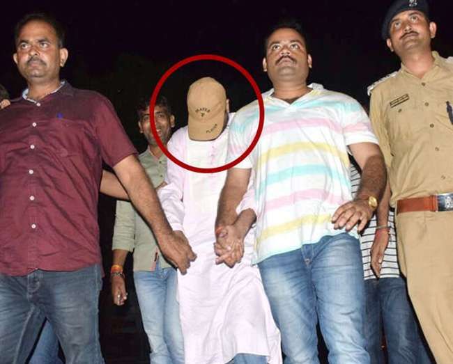 गोरखपुर जेल में तिहाड़ में साथ रहे कैदी ने किया डॉ. कफील का स्वागत गोरखपुर जेल में तिहाड़ में साथ रहे कैदी ने किया डॉ. कफील का स्वागत