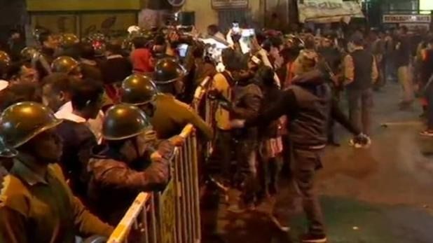 जादवपुर यूनिवर्सिटी में बवाल, पुलिस ने किया लाठीचार्ज