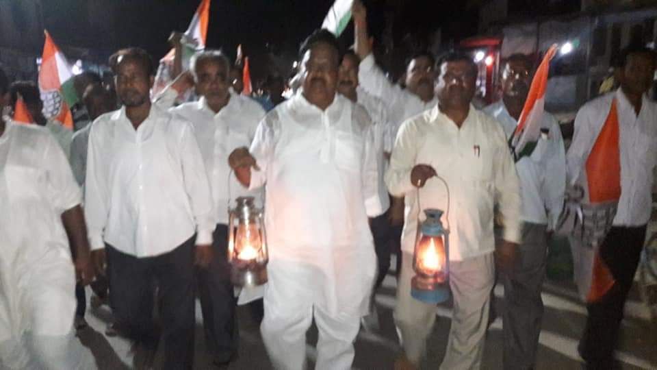 रायबरेली: यूपी सरकार द्वारा बढ़ाए गए बिजली के दामों के विरोध में डलमऊ में कांग्रेसियों ने लालटेन लेकर किया विरोध प्रदर्शन