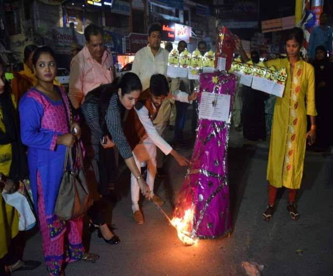 तीन तलाक पीड़िताओं ने दस बुराइयों का किया दहन, कहा- अब और बर्दाश्त नहीं....पर भड़के उलमा तीन तलाक पीड़िताओं ने दस बुराइयों का किया दहन, कहा- अब और बर्दाश्त नहीं....पर भड़के उलमा