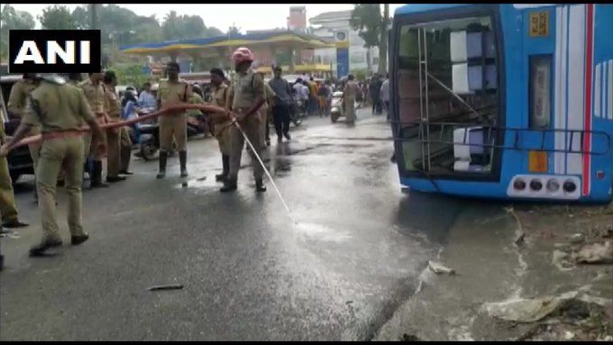 केरल: वायनाड में सुल्तान बाथरी में आज एक निजी बस के दुर्घटनाग्रस्त होने से 1 व्यक्ति की मौत हो गई, जबकि कम से कम 80 लोग घायल हो गए।