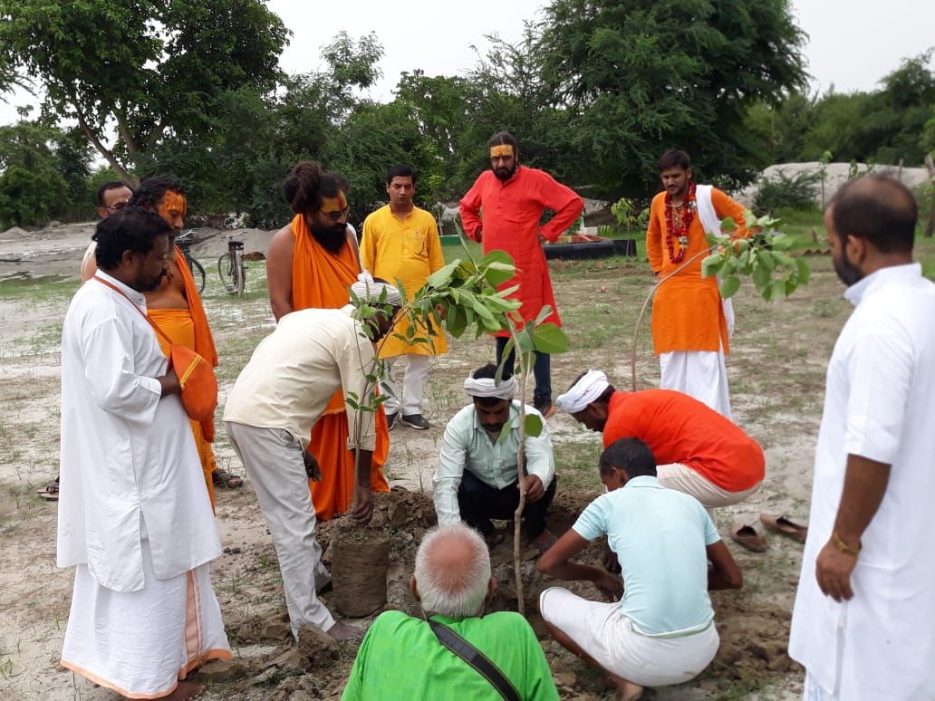 गुरु पूर्णिमा के अवसर पर अयोध्या में शुरू हुई नई पहल, किया गया वृक्षारोपण