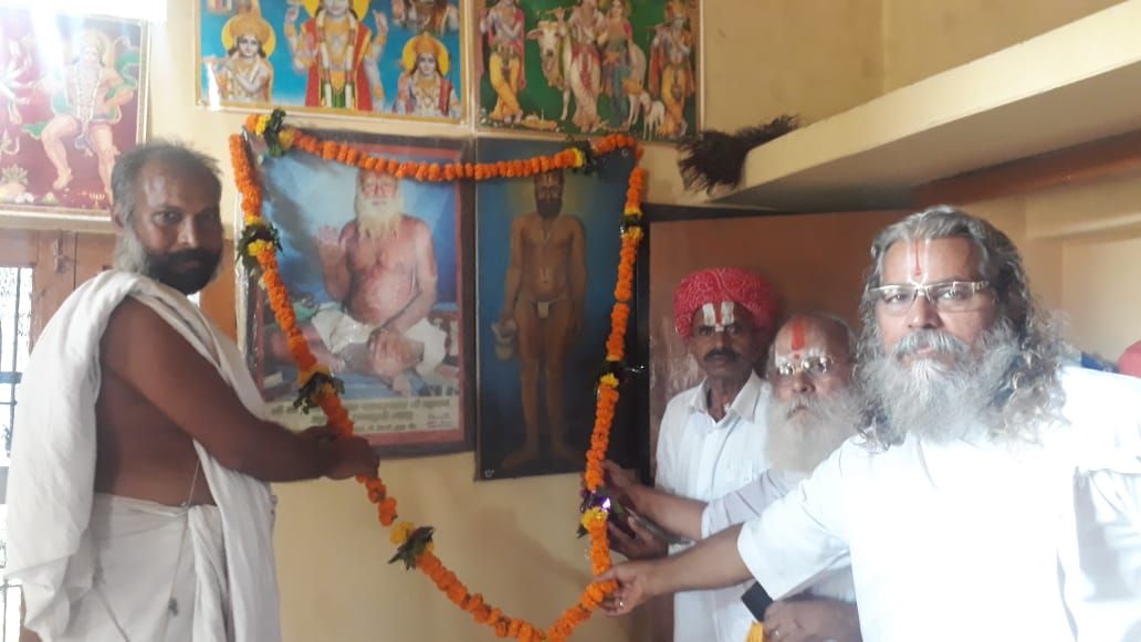चित्रकुटी मन्दिर के महन्त रहे रामचरणदास को सन्तो महंतो ने किया नमन चित्रकुटी मन्दिर के महन्त रहे रामचरणदास को सन्तो महंतो ने किया नमन
