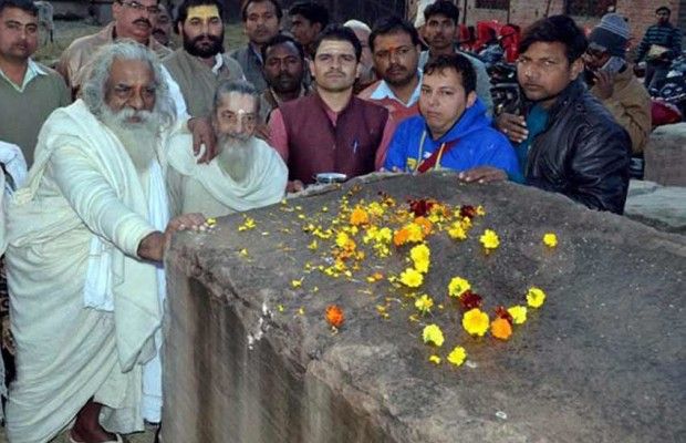 अयोध्या में भव्य राम मंदिर बनने पर मुसलमान मजार पर चढ़ाएंगे सोने की चादर अयोध्या में भव्य राम मंदिर बनने पर मुसलमान मजार पर चढ़ाएंगे सोने की चादर