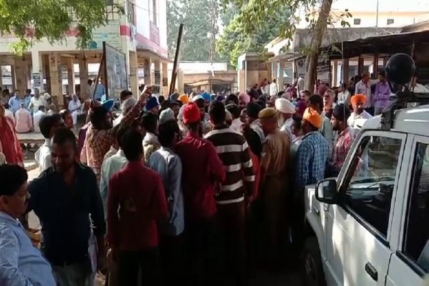 पीलीभीत : पराली जलाने पर सैकड़ों किसानों के खिलाफ केस दर्ज, सड़क पर उतरे किसान पीलीभीत : पराली जलाने पर सैकड़ों किसानों के खिलाफ केस दर्ज, सड़क पर उतरे किसान