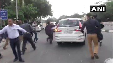 बेहद कड़ी सुरक्षा में राउज ऐवेन्यू कोर्ट ले जाए जा रहे हैं चिदंबरम। कुछ देर में सीबीआई कोर्ट के जज अजय कुमार के सामने होंगे पेश। कोर्ट के बाहर सुरक्षा व्यवस्था कड़ी कर दी गई है।